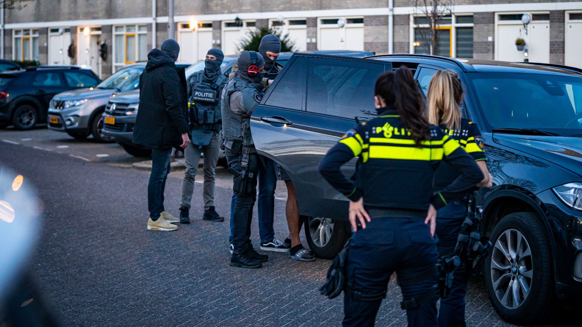 Arrestatieteam Valt Woning Ridderkerk Binnen | Man Gewond Na ...