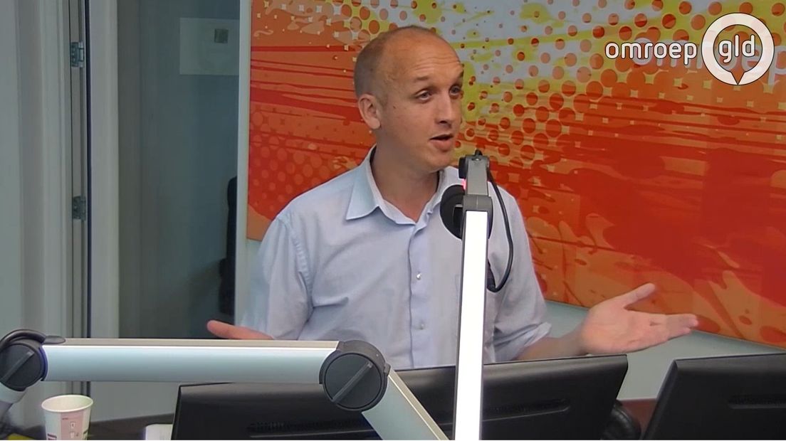 Emiel Hakkenes in de radiostudio van Omroep Gelderland.