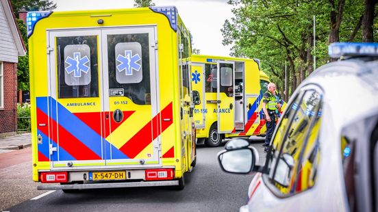 Voertuig te water en gewonde bij aanrijding in Musselkanaal. Voertuig te water en gewonde bij aanrijding in Musselkanaal.
