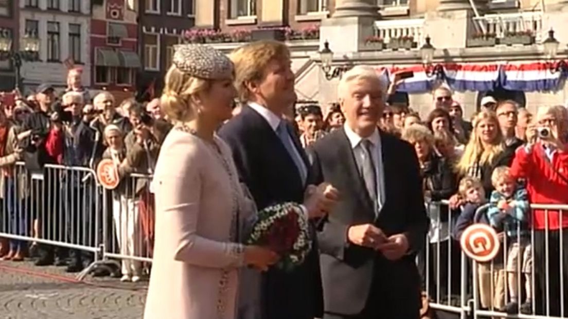 Het koningspaar op de Grote Markt met CdK Max van den Berg