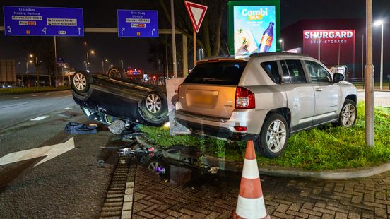 Auto over de kop bij botsing