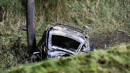 Gewonde door aanrijding • auto van talud gereden. Gewonde door aanrijding • auto van talud gereden.