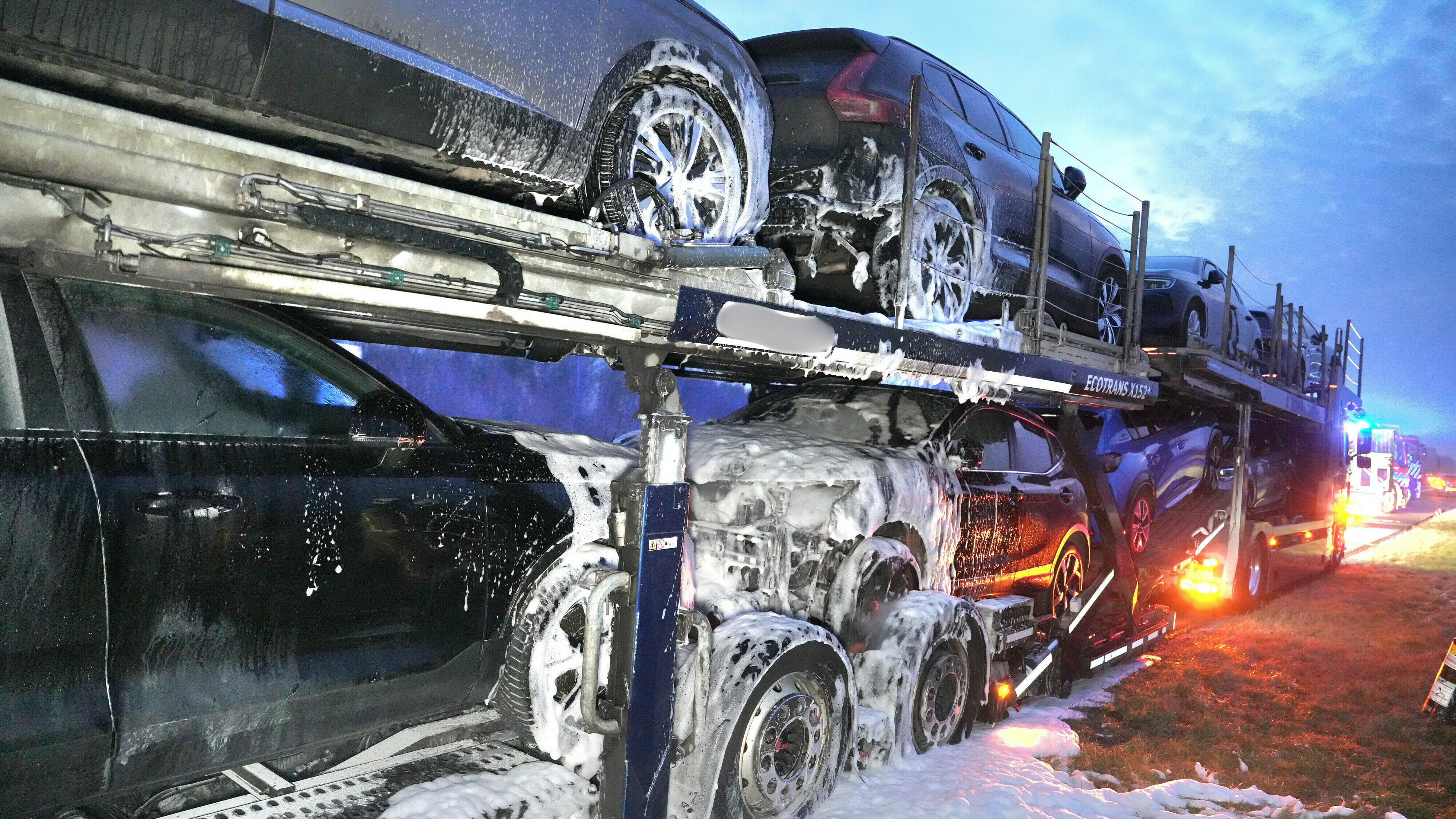 Vrachtwagen die auto's vervoert op A28 vat vlam