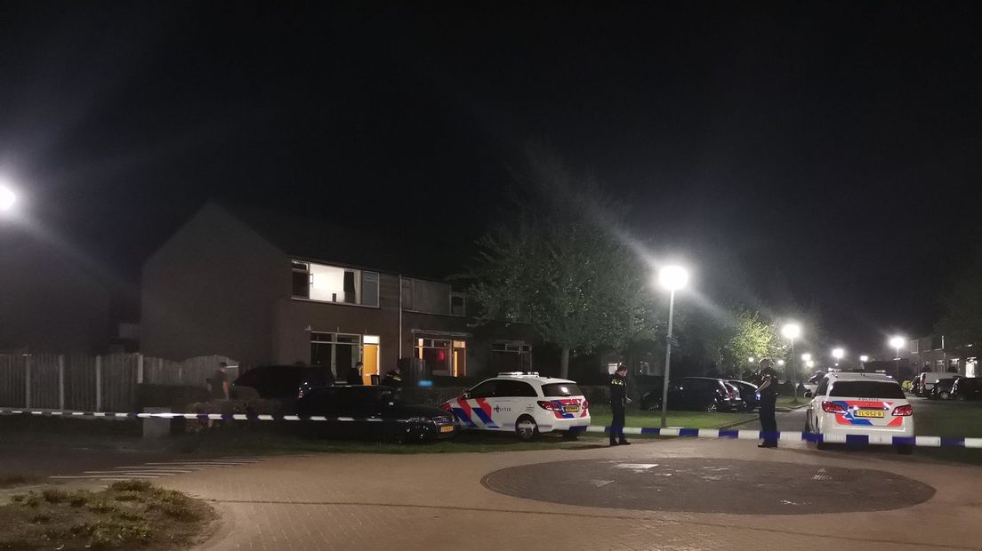 De politie doet onderzoek bij de woning aan de Parachutistenstraat (Rechten: Persbureau Meter)