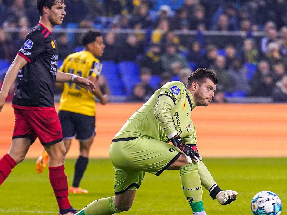 Kik Pieri en Stijn van Gassel in actie voor Excelsior tegen Vitesse