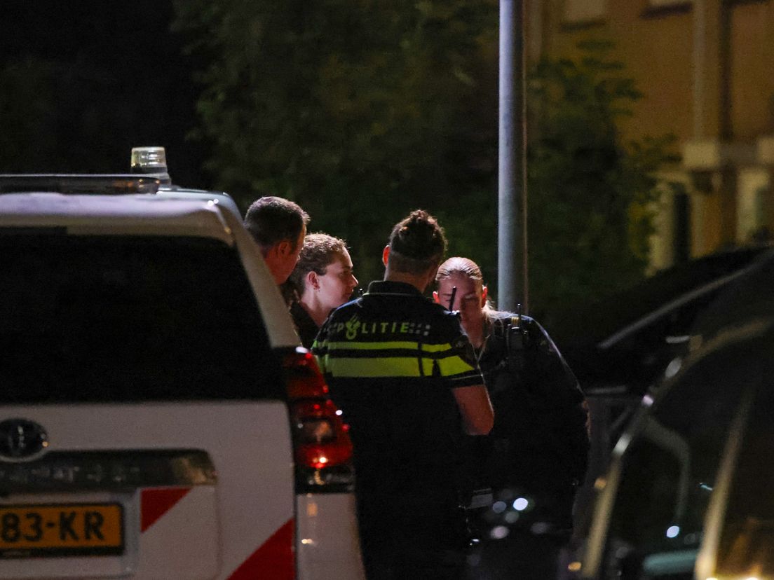 De hulpdiensten overleggen met elkaar na de overval in Schiedam