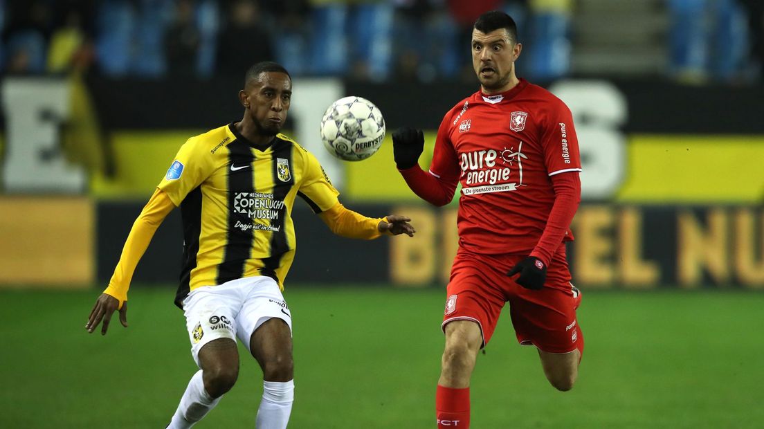 Joshua Brenet namens Vitesse in duel met FC Twente-speler Haris Vuckic