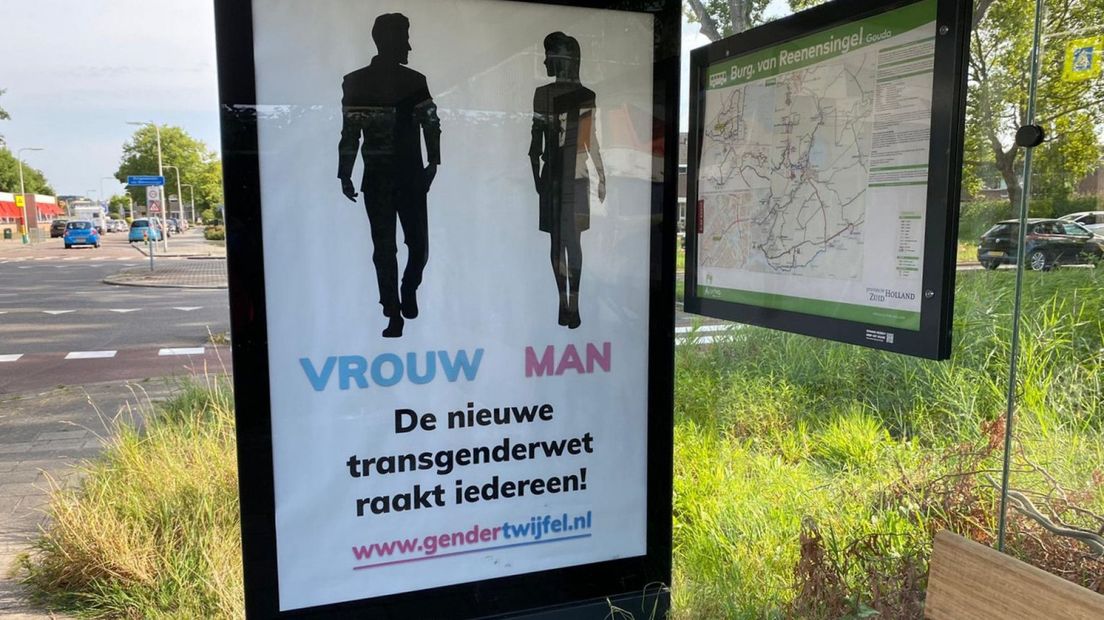 Een van de bushokjes in Gouda met het manifest