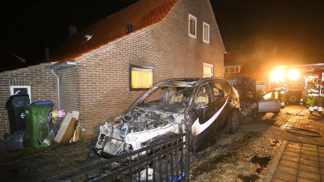 Twee auto's gaan volledig in vlammen op.