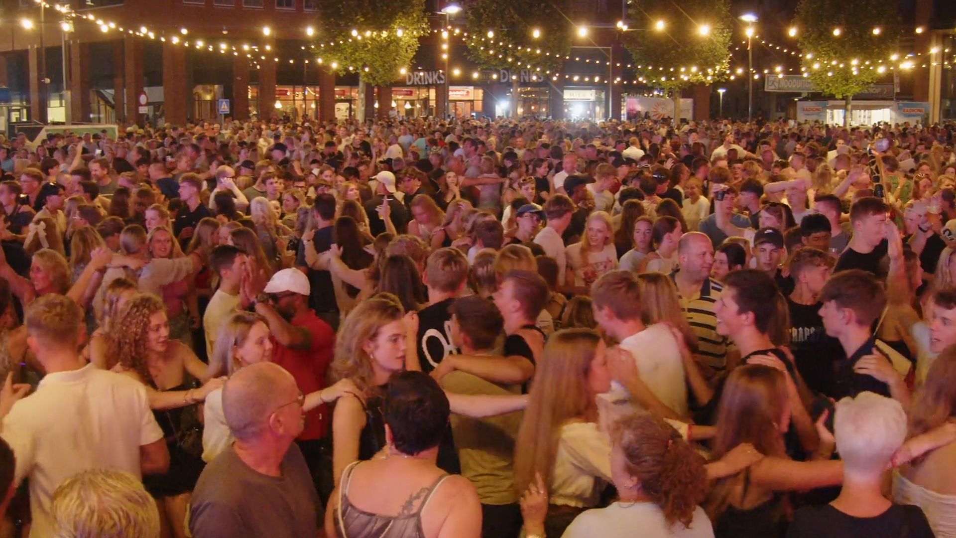 Meer dan 1200 mensen liepen in Ridderkerk mee in de polonaise.