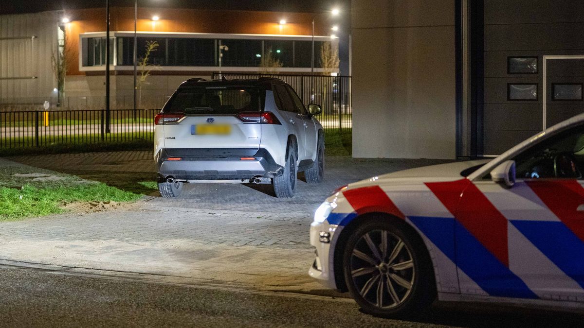 112 Nieuws: Politie zet auto aan de kant op bedrijventerrein in Deventer