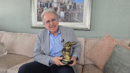 Lee Towers ontvangt op zijn 80ste verjaardag bijzondere award: ‘Potverdikkie, ik ben er stil van’