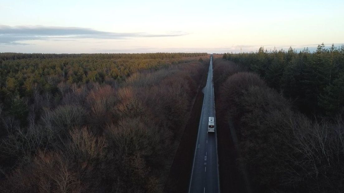 De weg van Voorthuizen in de richting van Apeldoorn.