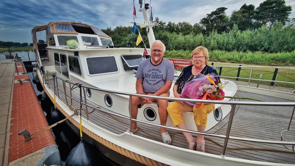 Fuif in de sluis bij Nieuw-Dordrecht: 1500e Veenvaart-boot vaart voorbij