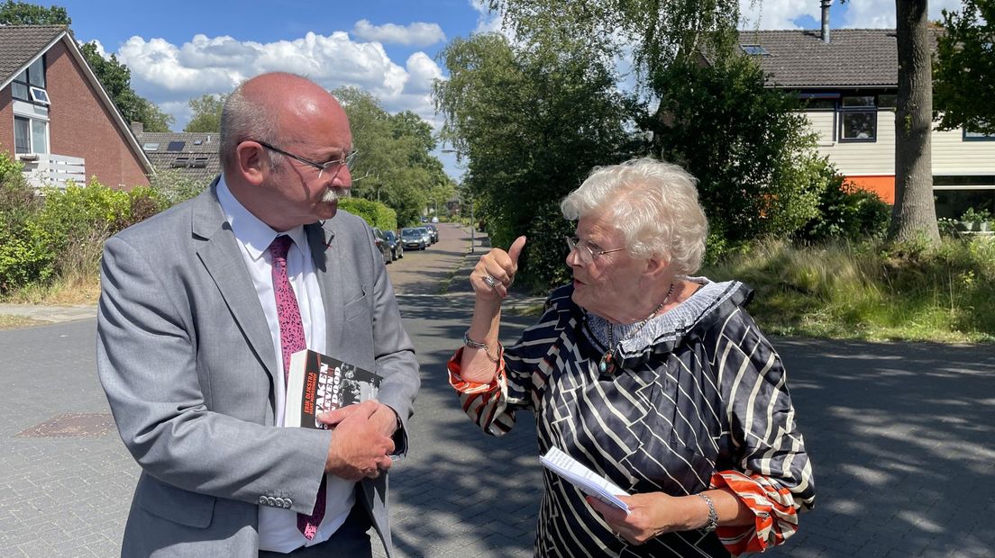 Burgemeester Smid kreeg van Postema een boek over de april-meistakingen in Nederland.