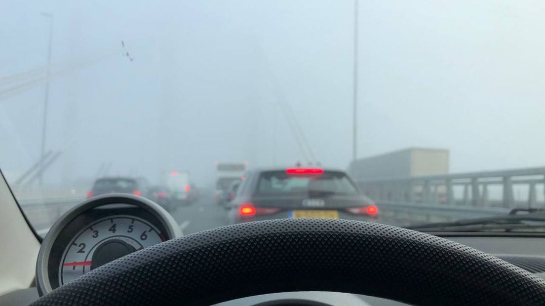 Er was dinsdag extra verkeersdrukte door de mist.