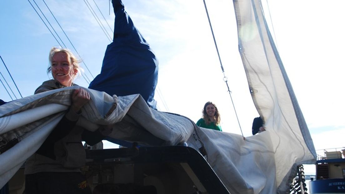 Moon Weijens (links) op het zeilschip. Eigen foto