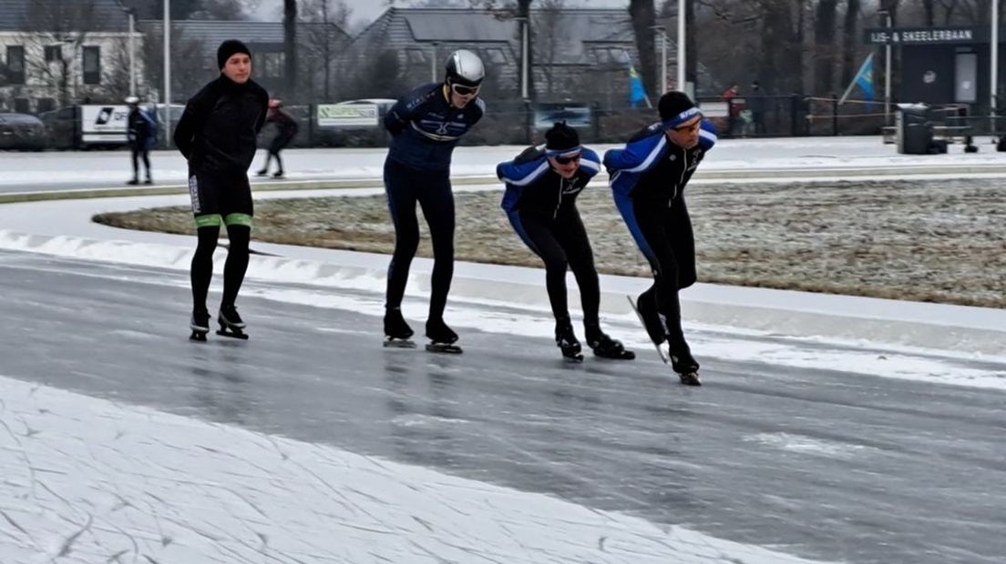 Sneeuw op de schaatsbaan in Winterswijk.