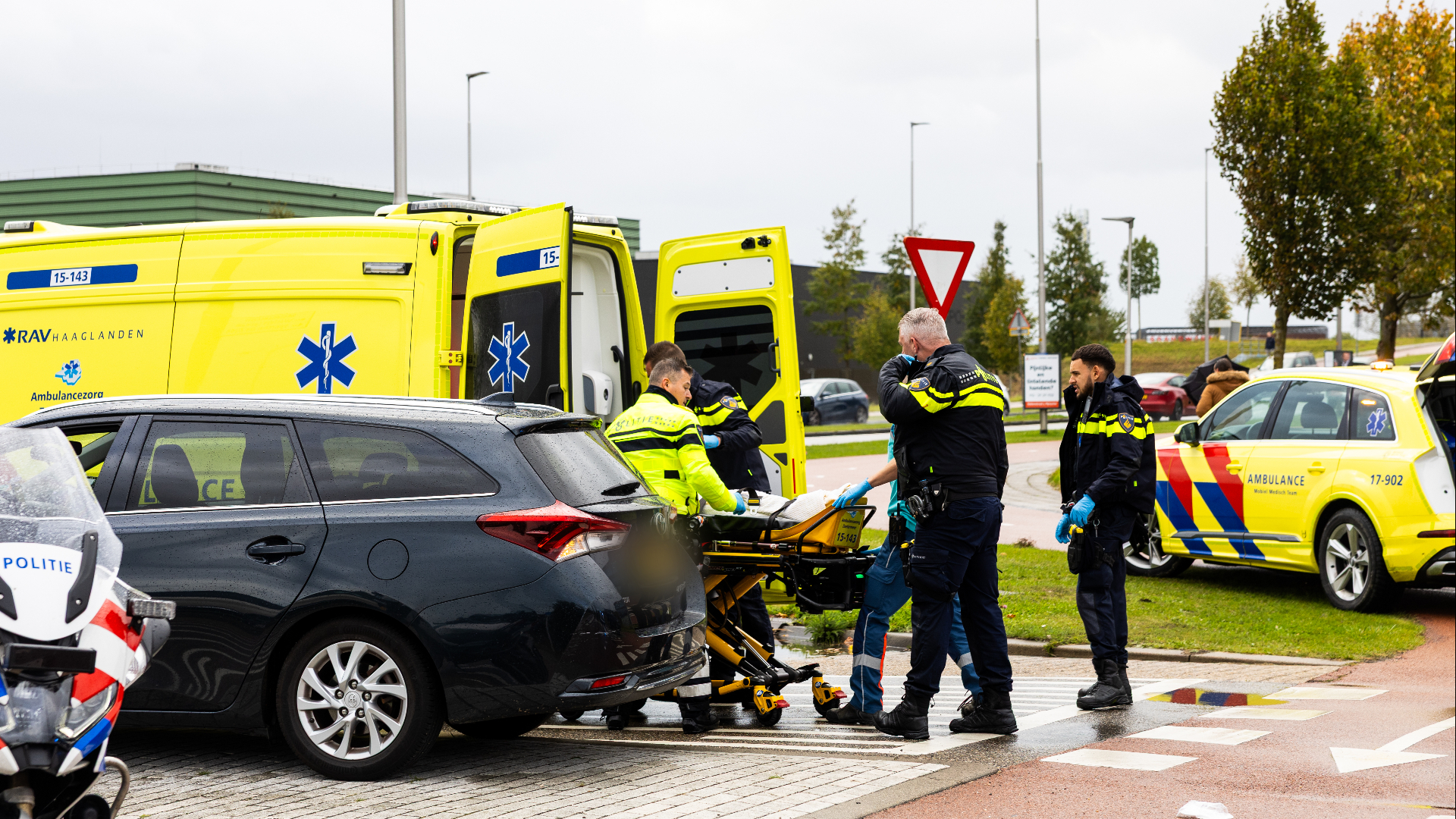 Jongen zwaargewond na botsing met auto.