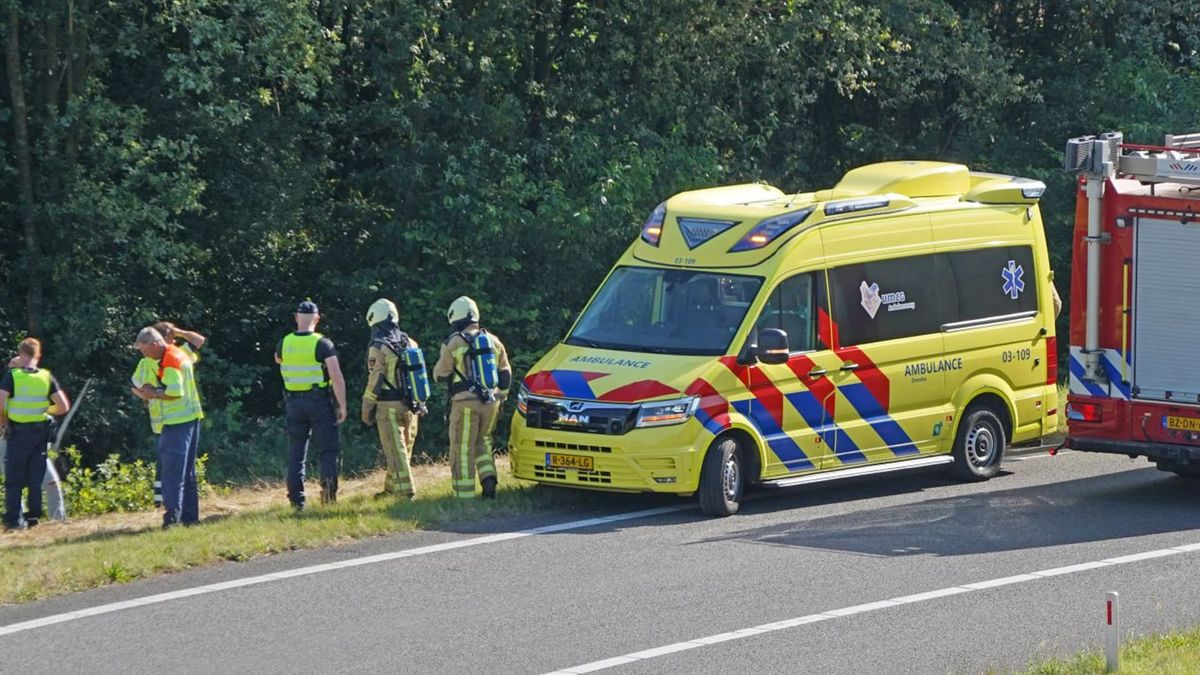 Auto raakt van de weg op A28 bij Spier