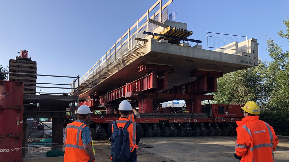 De viaductdelen liggen op het transportvoertuig