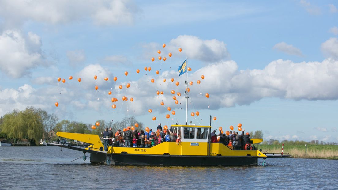 Het pontje bij Eemdijk kleurde eerder tijdens Koningsdag al letterlijk oranje.