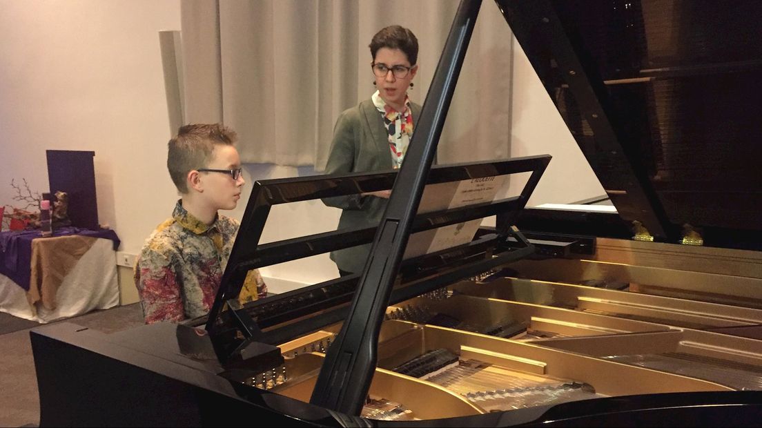 Pianotalent Evander Eijsink uit Hengelo krijgt een masterclass