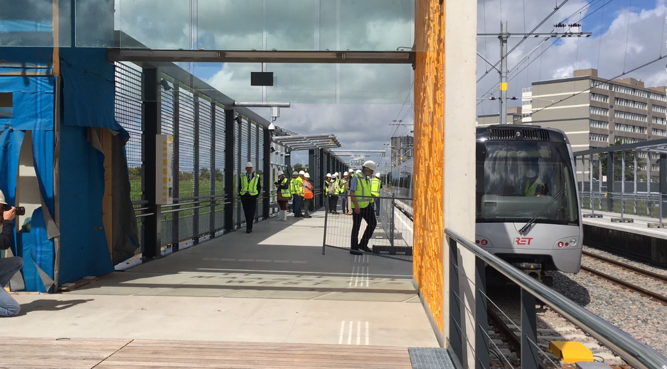 Metro Voor Het Eerst Op Eigen Kracht Over Hoekse Lijn - Rijnmond