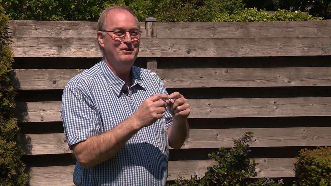 Hij beseft eigenlijk nog niet wat hem overkomen is. Hans Luijmes uit Aalten raakte zo'n 38 jaar geleden zijn trouwring kwijt en beschouwde het sieraad als verloren. Tot zondagavond, toen de ring 'ineens' in de tuin lag.