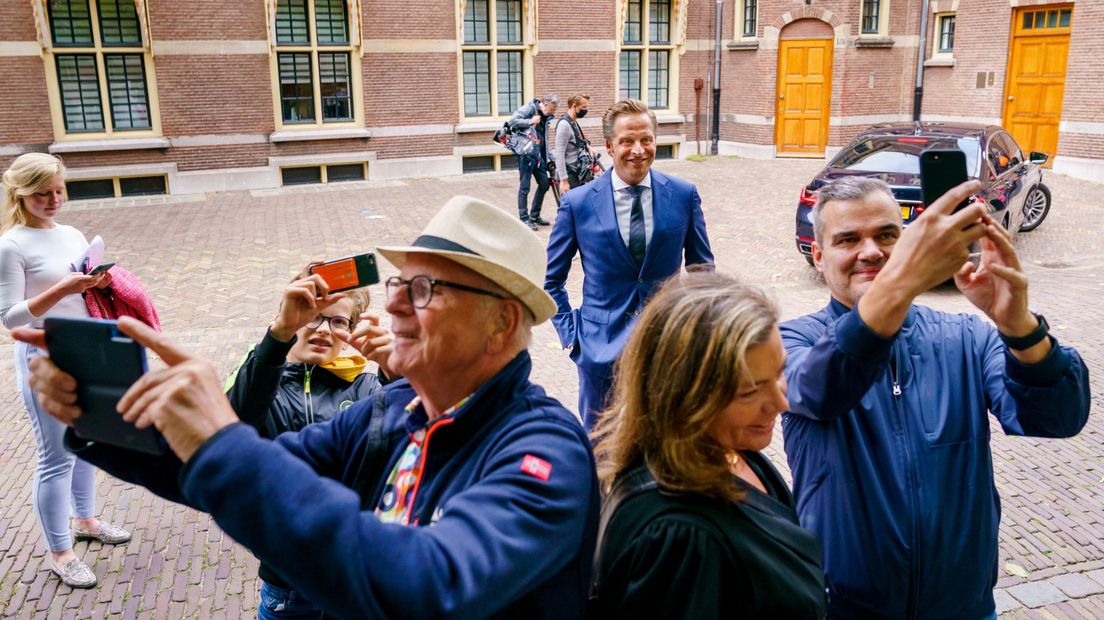 Dagjesmensen maken op het Binnenhof selfies met demissionair minister Hugo de Jonge
