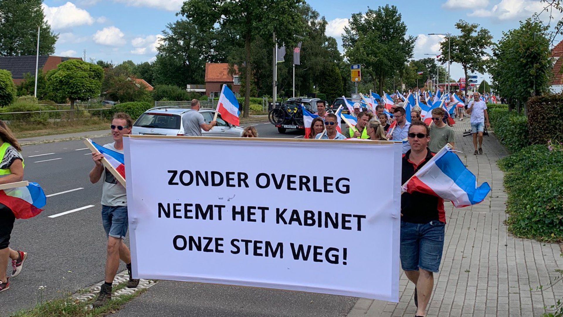 Protestmars Met Honderden Actievoerders Tegen Komst Azc In Albergen ...