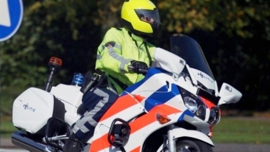 Een motoragent zag de twee met hoge snelheid rijden