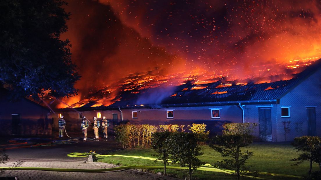 De brandweer had moeite bluswater te vinden. Daarom werden extra bluswagens opgeroepen.