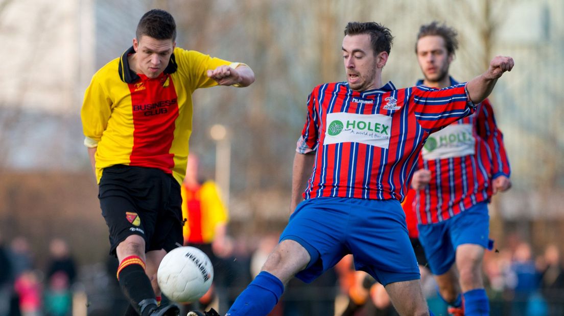 Sven van der Meer (links) in 2014 spelend namens DOSR tegen Alkmania, de voorlopers van zijn huidige club EMM '21