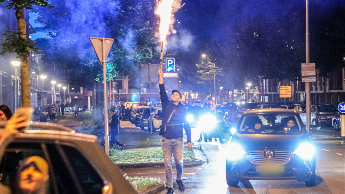 Agent na EK-duel Turkije met vuurwerk in gezicht geraakt, 21 boetes ...
