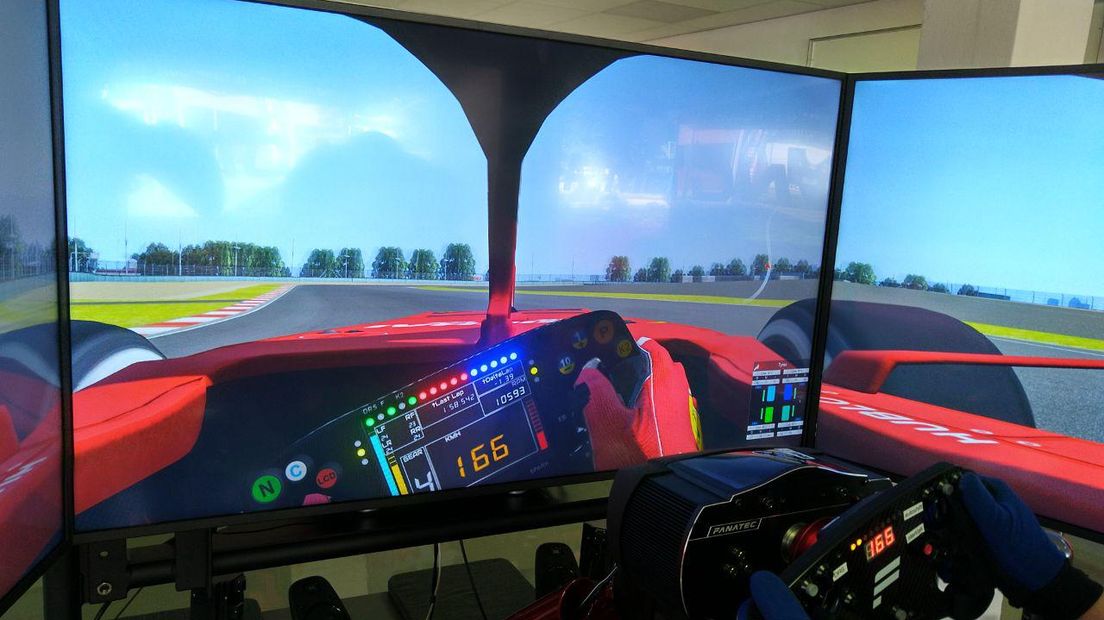 In een F1-Ferrari over het circuit bij Sim Racing Emmen (Rechten: RTV Drenthe/Erwin Kikkers)