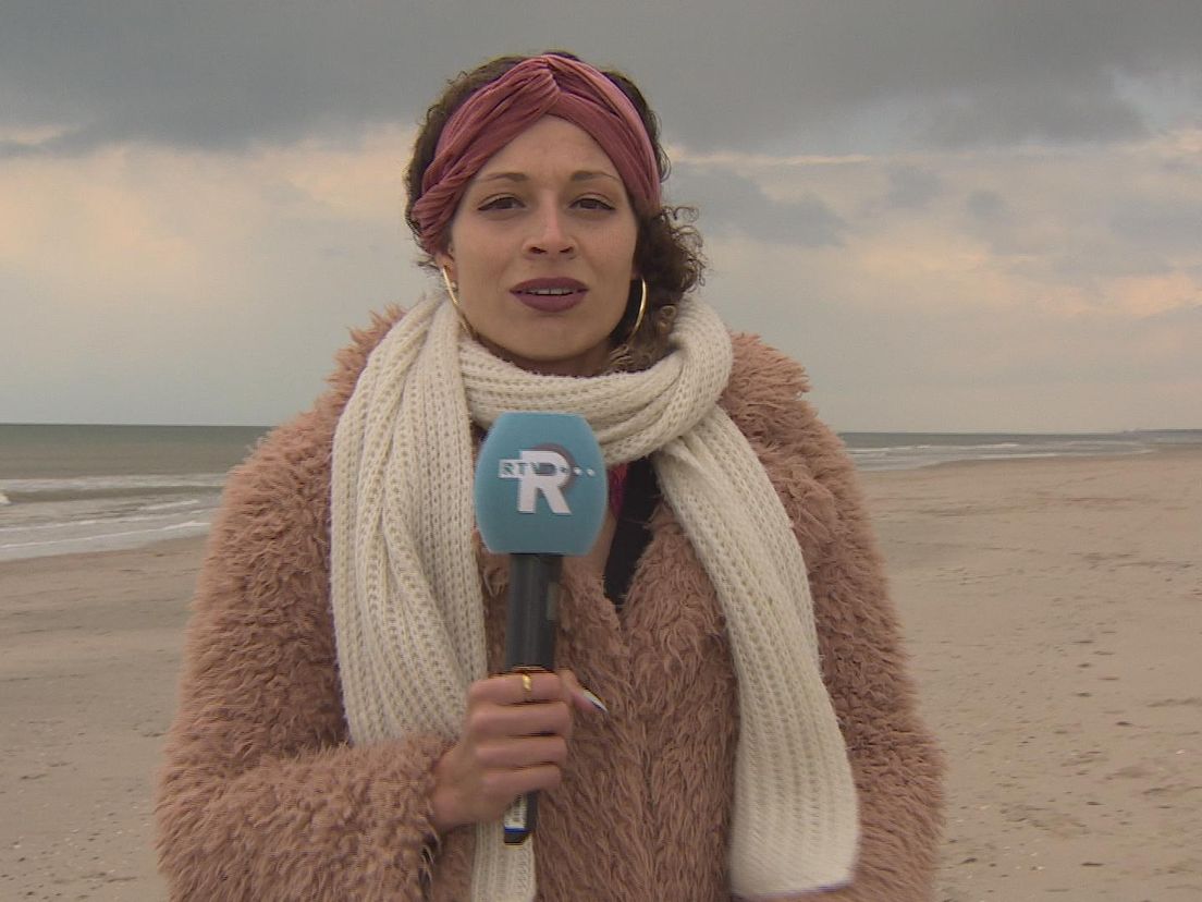 Laurence van Ham op het strand van Hoek van Holland