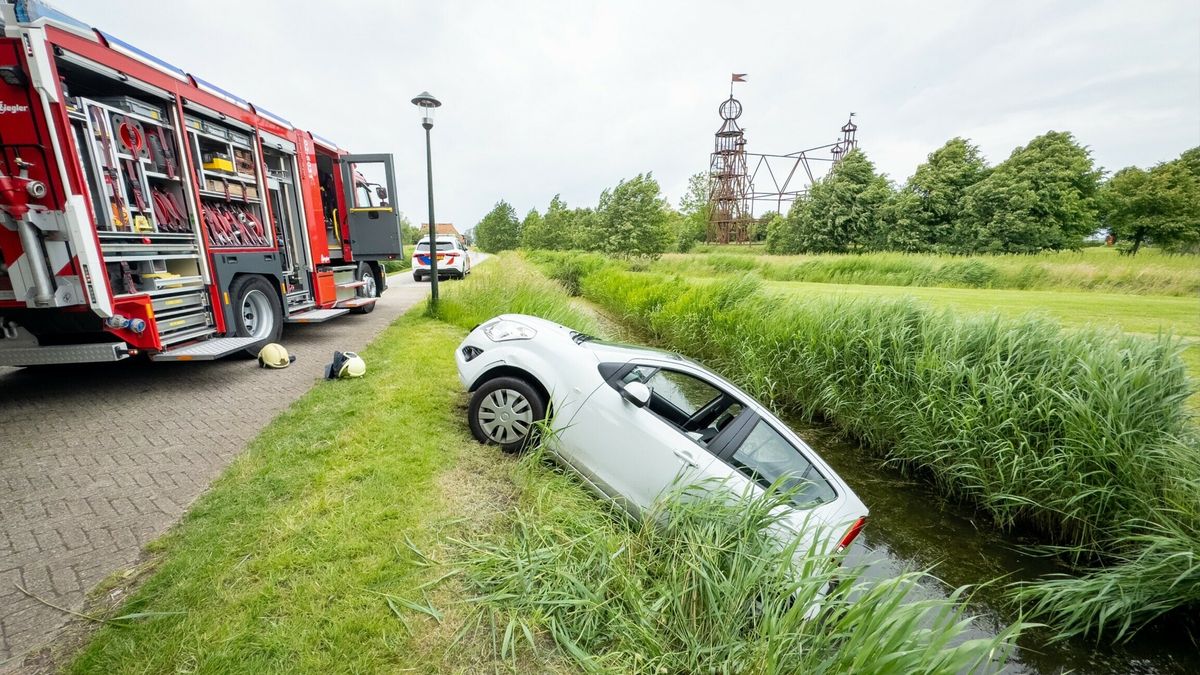 Auto in de sloot in Bears | FUMO raadt zwemmen in Berkenplas op Schiermonnikoog af