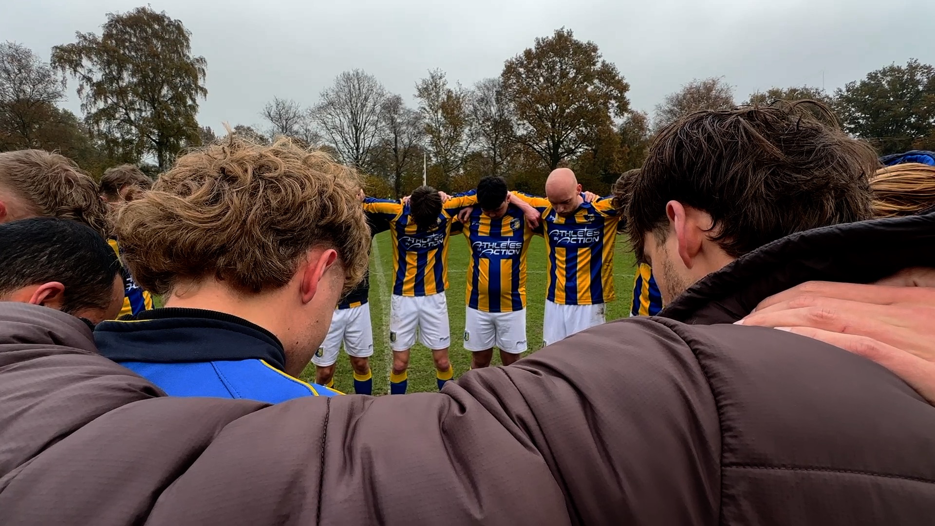 De spilers fan Dokkum sizze in tankgebed op de middenstip