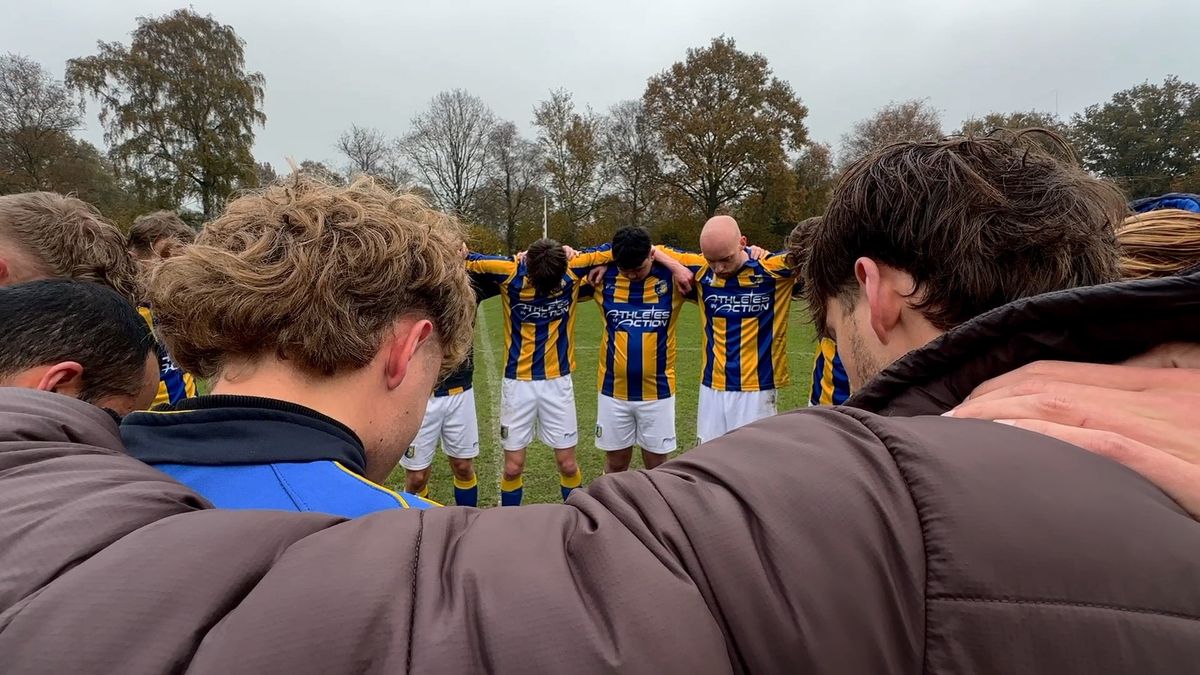 Bidden in de kleedkamer: voetbalteam uit Dokkum brengt sport en geloof samen