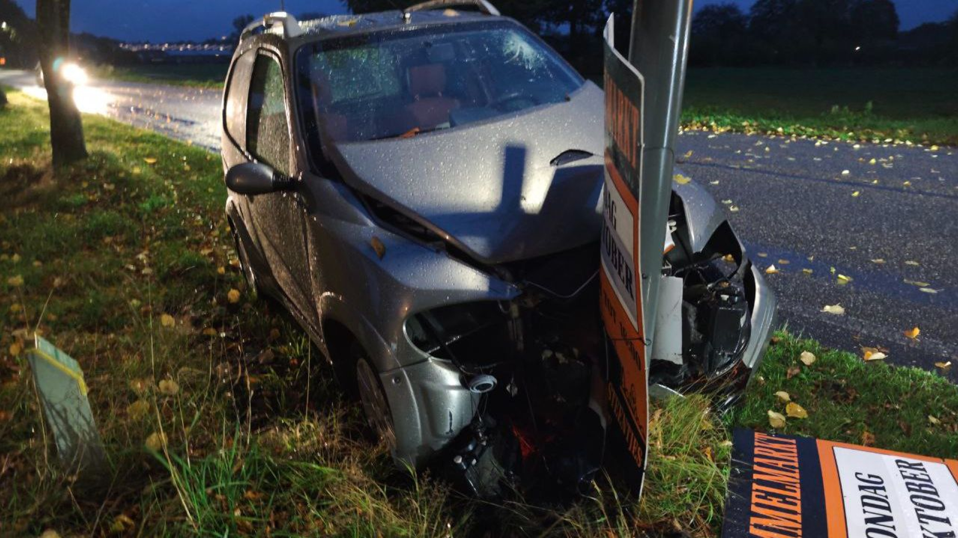 Auto komt tegen lantaarnpaal tot stilstand