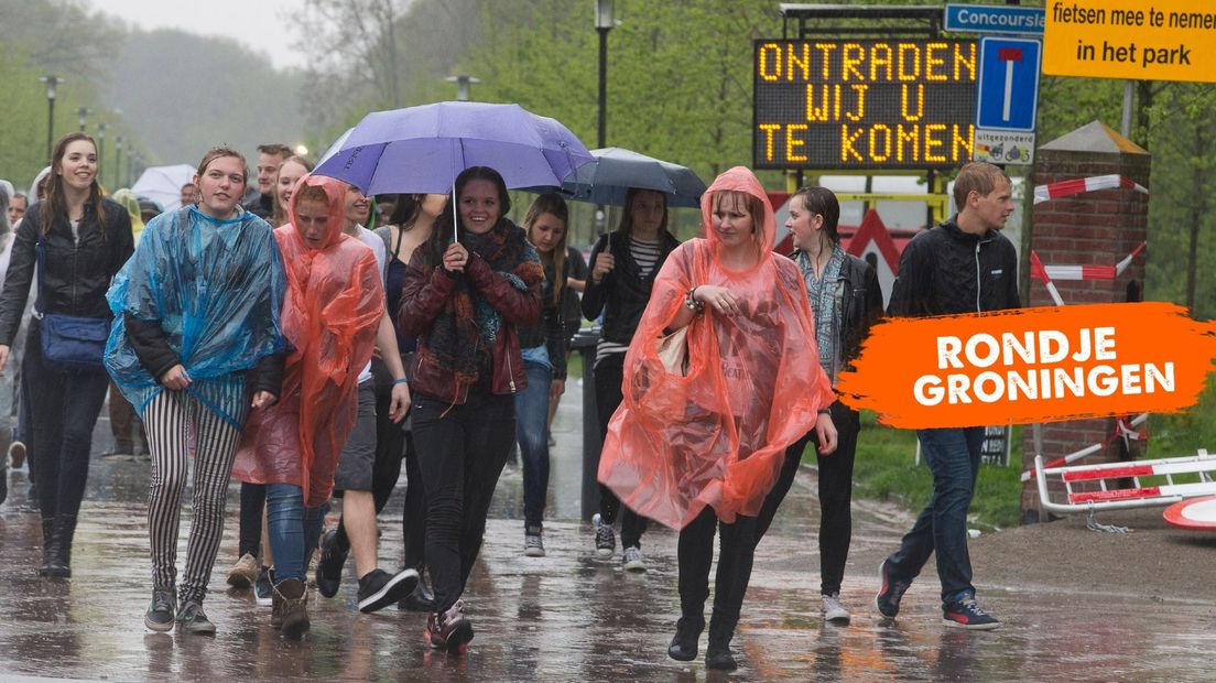Bezoekers van het Bevrijdingsfestival in 2015 lopen weg van het Stadspark vanwege noodweer