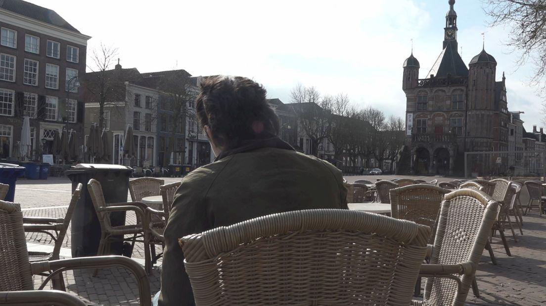 De Turkse student John Erel heeft het rijk alleen op de Deventer Brink