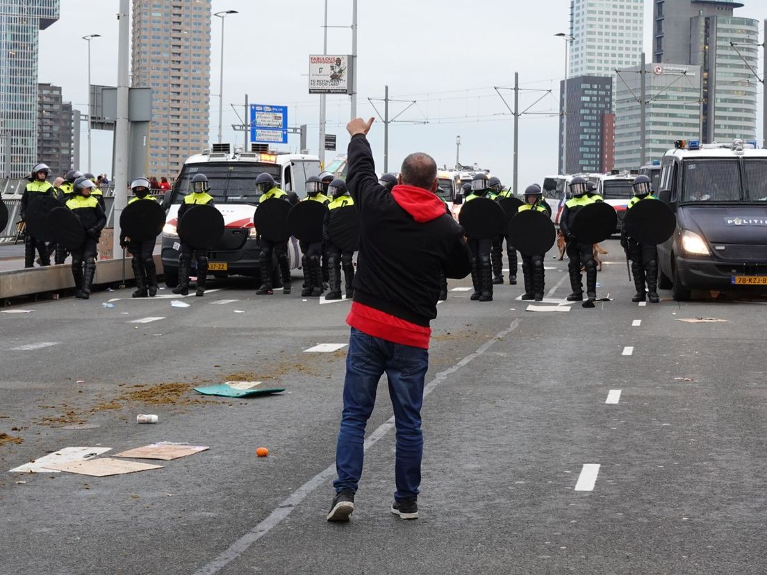 Mustapha tijdens Woonopstand op de Erasmusbrug. Hij spreekt de politie toe om zich terug te trekken