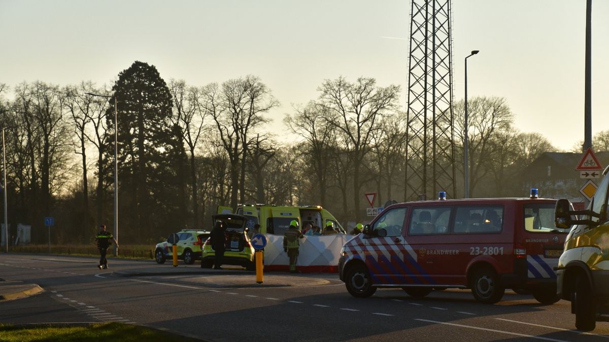 Botsing tussen fietser en auto in Baarlo: traumahelikopter opgeroepen