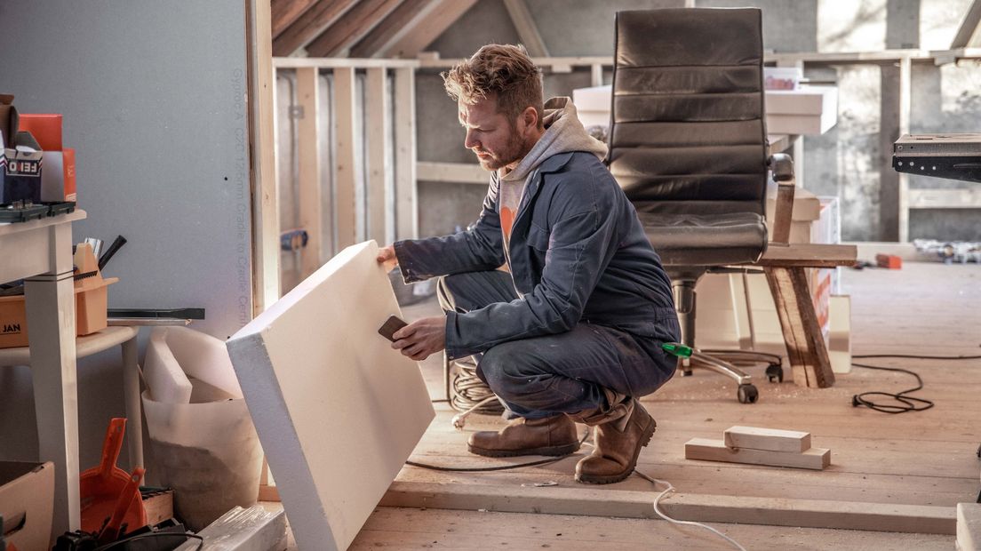 Vincent Brons aan het werk in zijn schuur