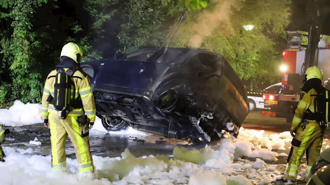 Auto verwoest door brand in Kampen