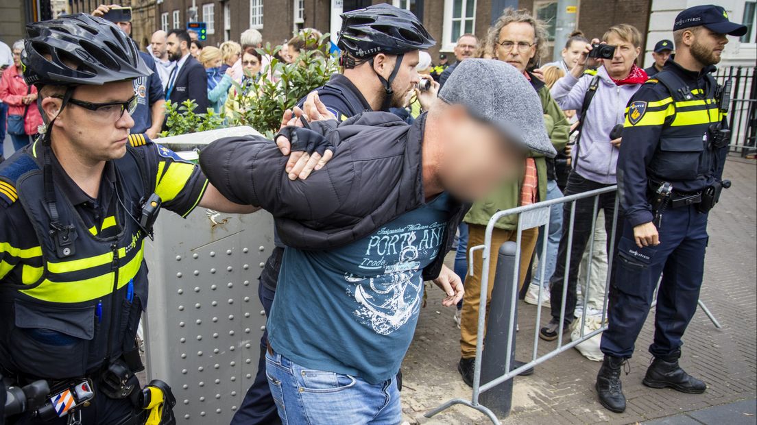 De politie heeft een man aangehouden langs de route van de rijtoer