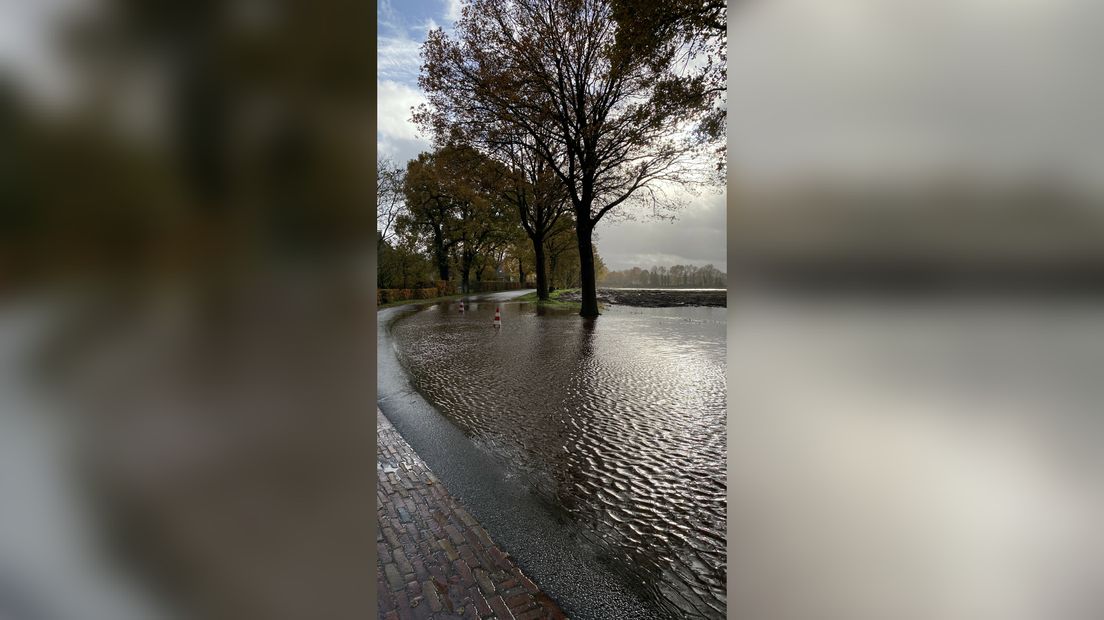 De Lheeweg in Dwingeloo onder water