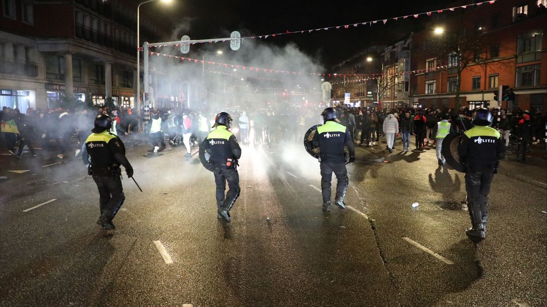 Vier aanhoudingen bij ingrijpen ME in Schilderswijk na WK-winst Marokko
